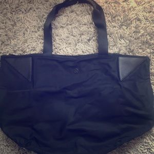Lululemon totes